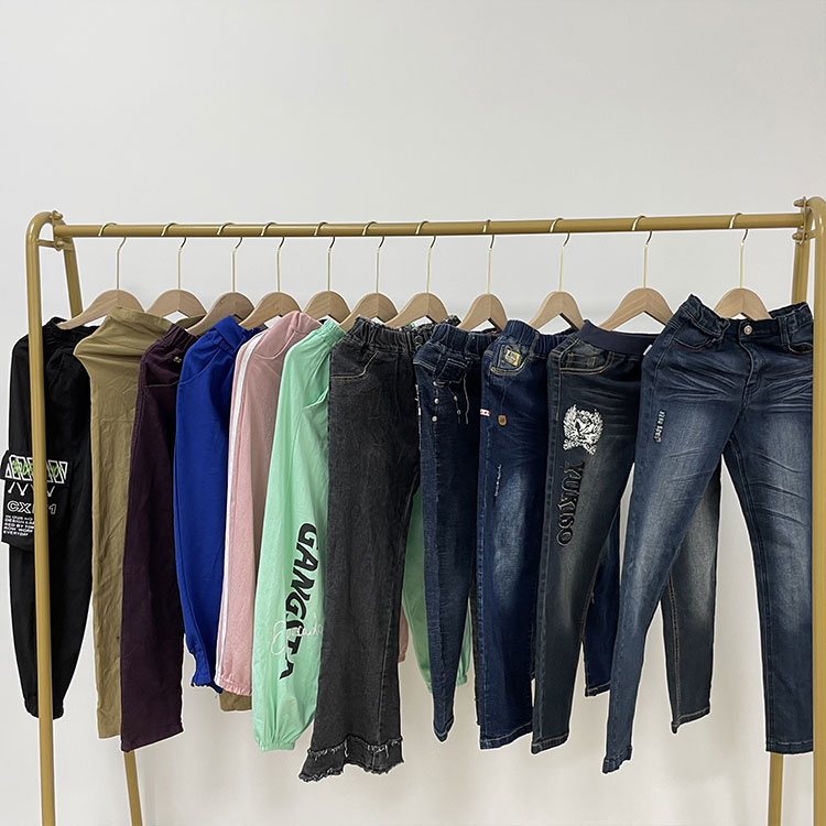 Pantaloni per bambini usati