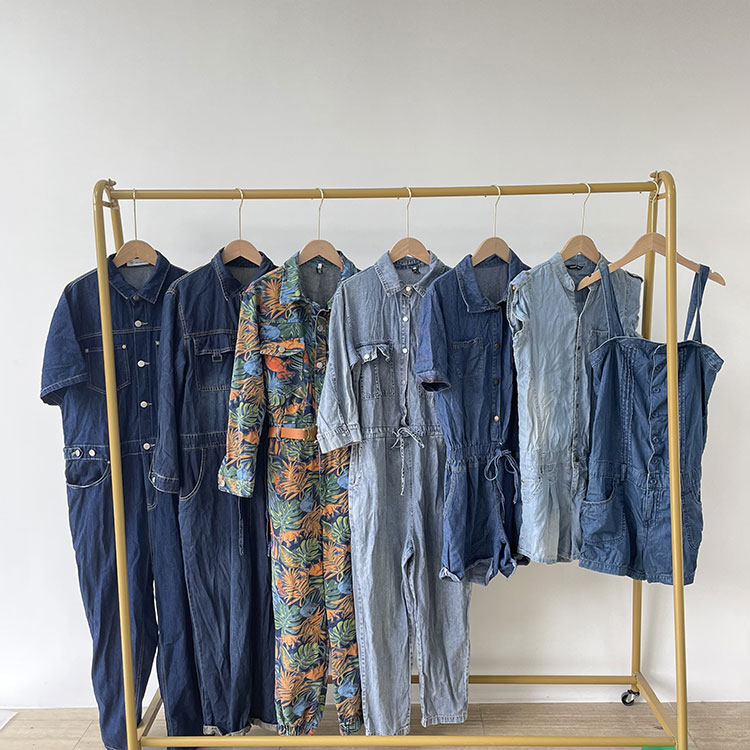 Tuta di jeans usata
