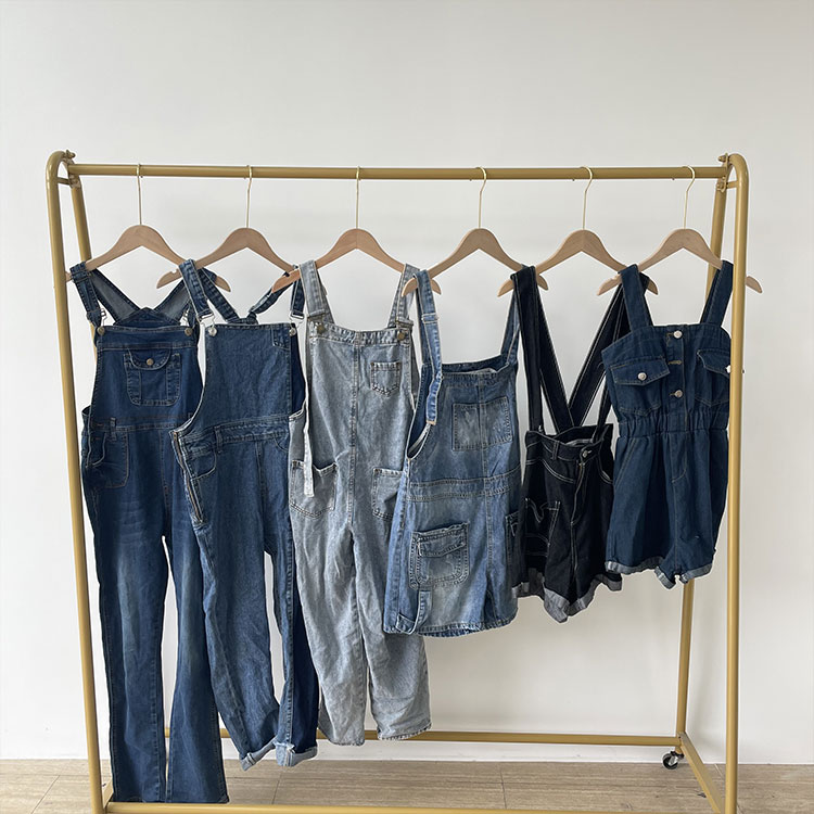 Pantaloni con cinturino in jeans usati
