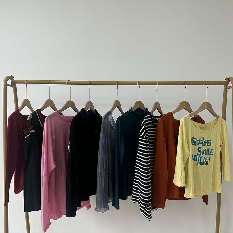 T-shirt a maniche lunghe da donna usata