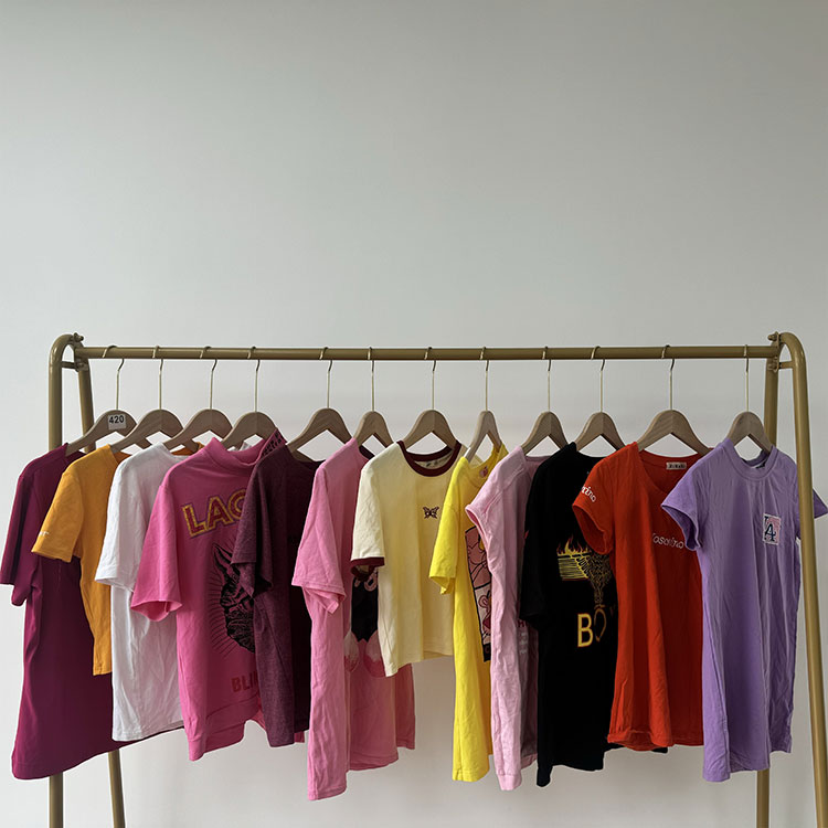 T-shirt a maniche corte da donna usata
