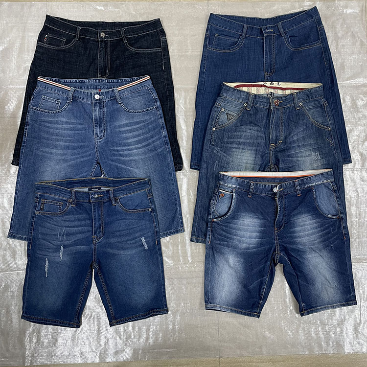 Pantaloni jeans 3/4 da uomo usati