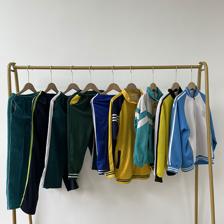 Uniforme scolastica usata